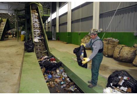 ÎN FUNCŢIUNE. Eco Bihor a inaugurat miercurea trecută staţia de sortare a deşeurilor din Episcopia. Astfel, gunoaiele reciclabile nu se vor mai pierde, ci vor fi valorificate. Rămâne de văzut dacă "maşinăria" va şi avea ce sorta, adică dacă orădenii vor face "efortul" de a arunca separat reciclabilele de gunoaiele menajere